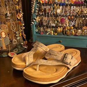 Clarks Beige floral Brynn Madi WIDE Sandals 6.5 W